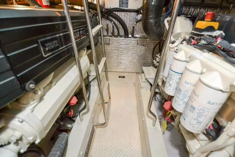 2005 Cruisers Yachts 520 Express