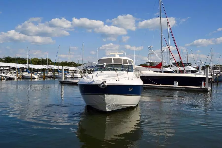 2005 Cruisers Yachts 520 Express