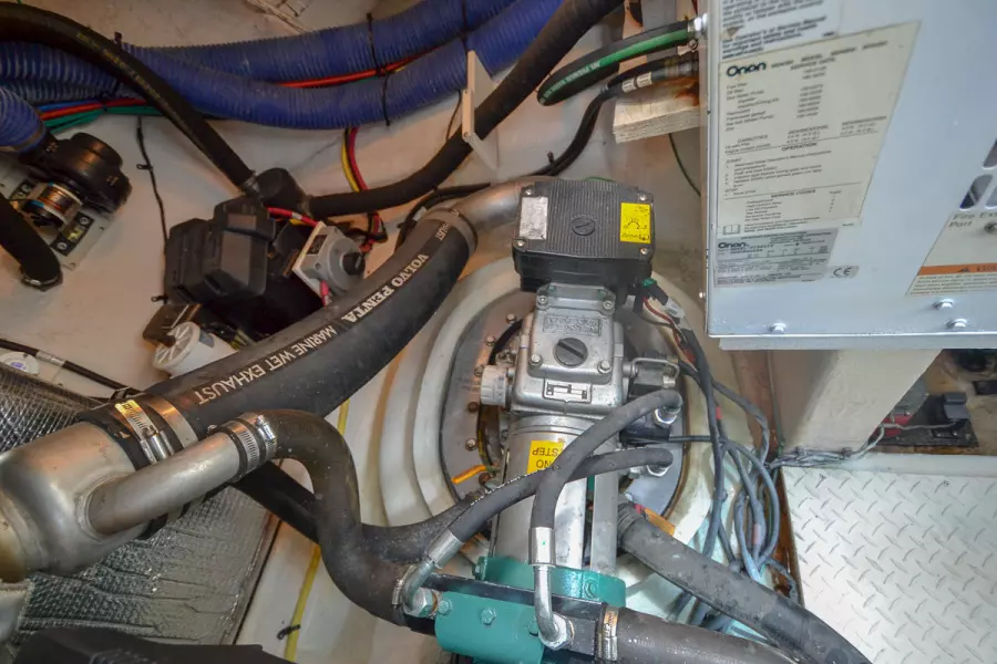 2006 Cruisers Yachts 420 Express