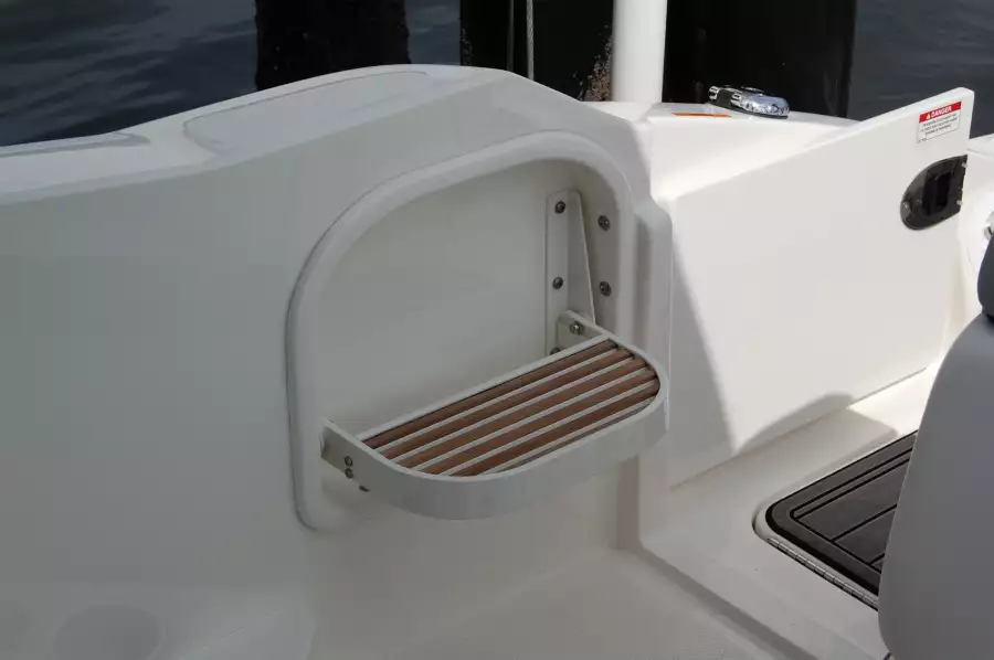 2016 Sea Ray 270 Sundeck Outboard