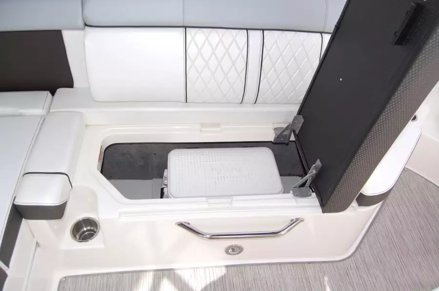 2016 Sea Ray 270 Sundeck Outboard