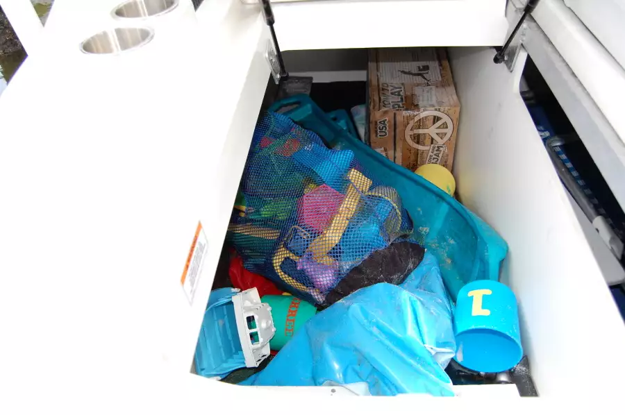 2016 Sea Ray 270 Sundeck Outboard