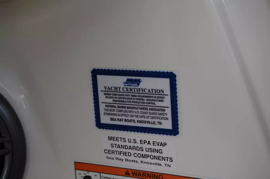 2016 Sea Ray 270 Sundeck Outboard