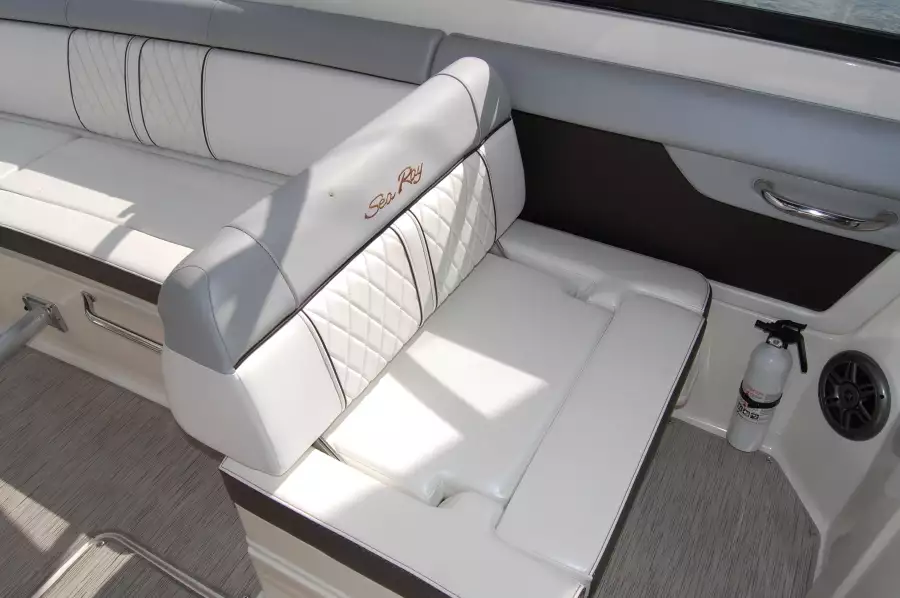 2016 Sea Ray 270 Sundeck Outboard