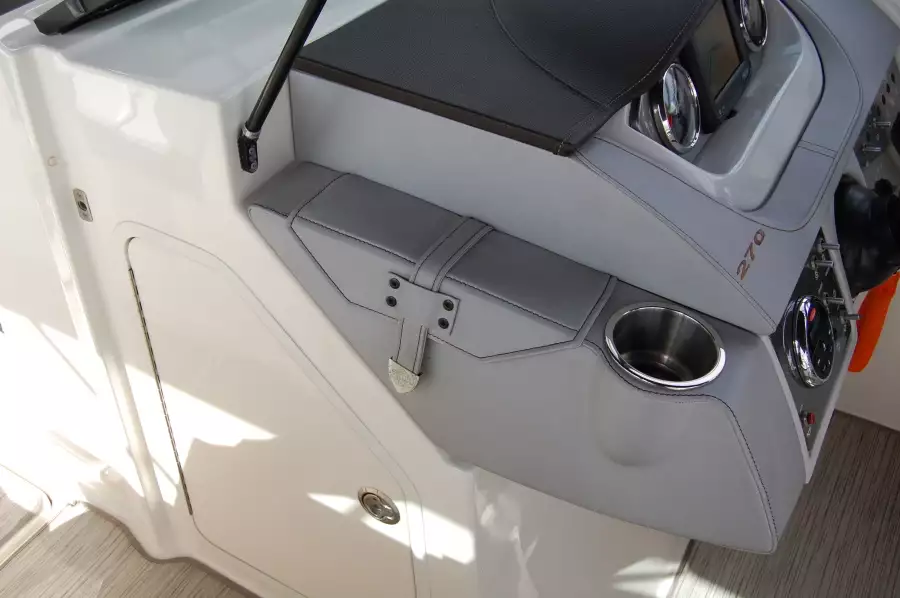 2016 Sea Ray 270 Sundeck Outboard