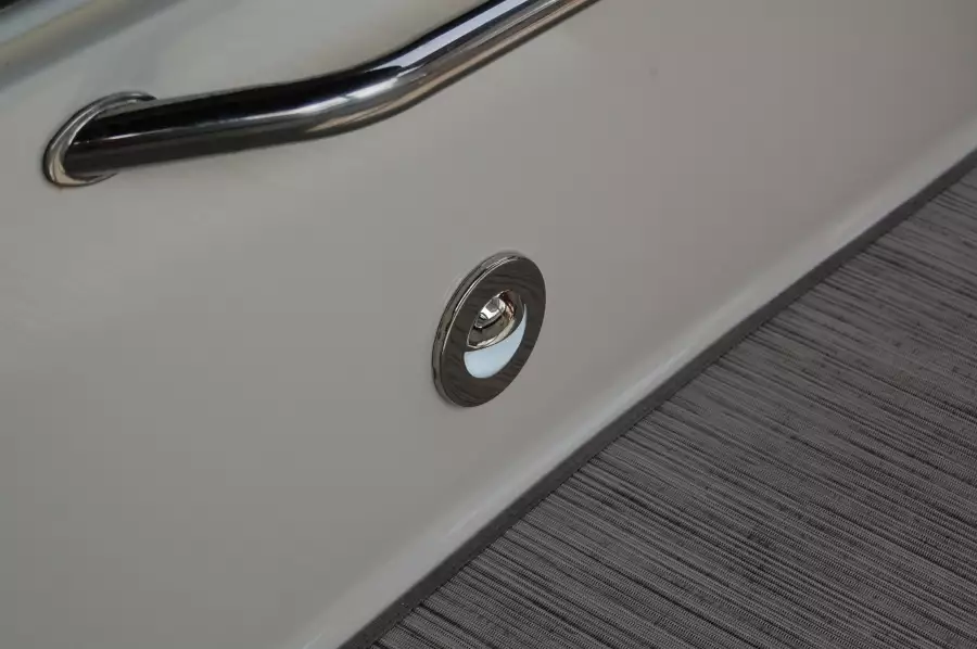 2016 Sea Ray 270 Sundeck Outboard