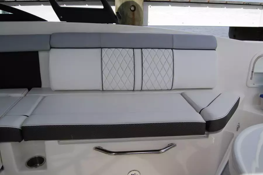 2016 Sea Ray 270 Sundeck Outboard