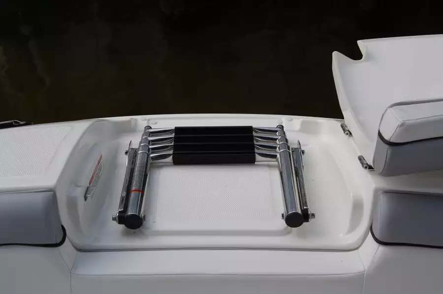 2016 Sea Ray 270 Sundeck Outboard