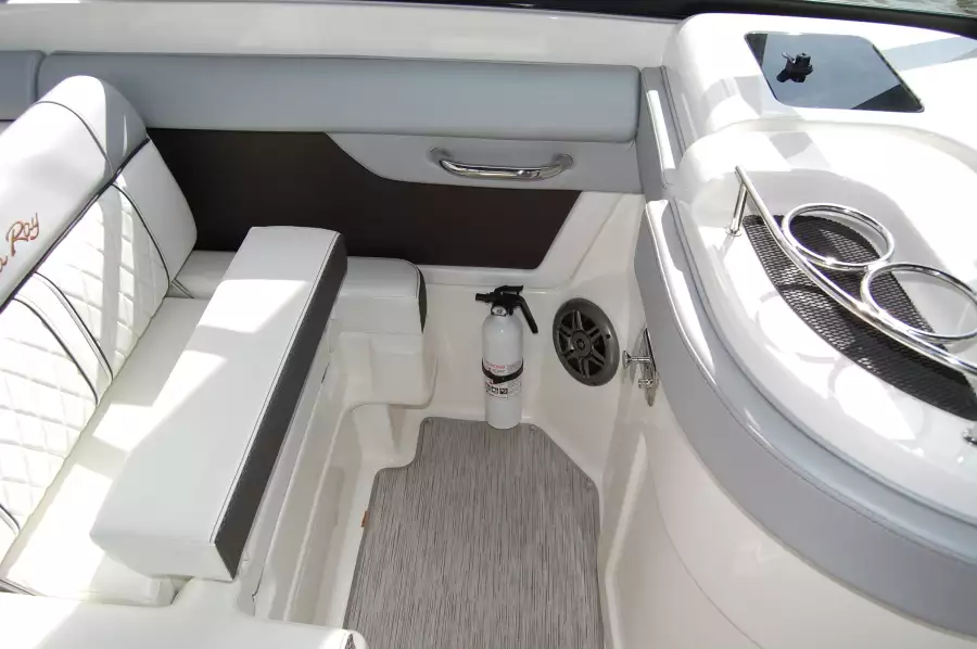 2016 Sea Ray 270 Sundeck Outboard