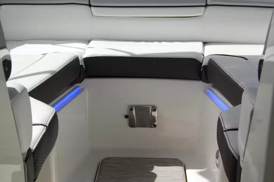 2016 Sea Ray 270 Sundeck Outboard