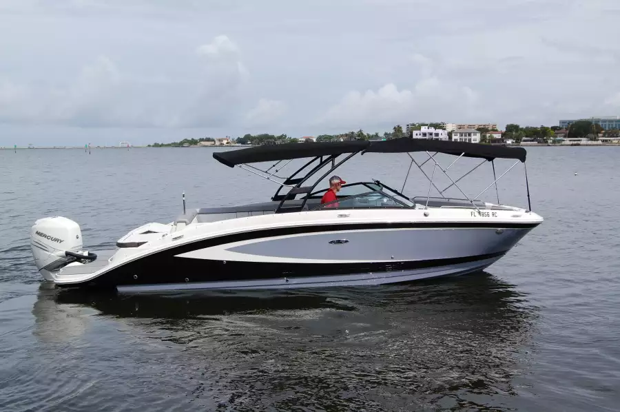 2016 Sea Ray 270 Sundeck Outboard