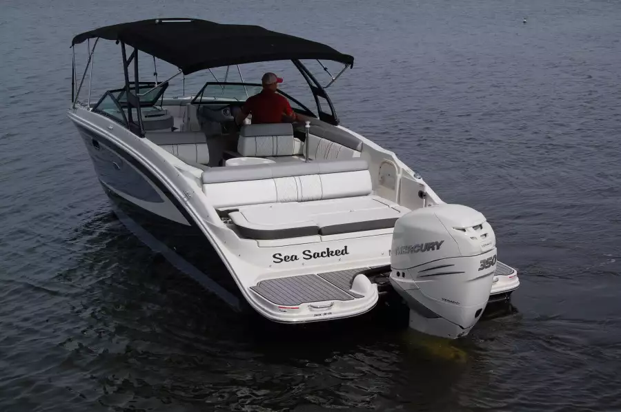 2016 Sea Ray 270 Sundeck Outboard