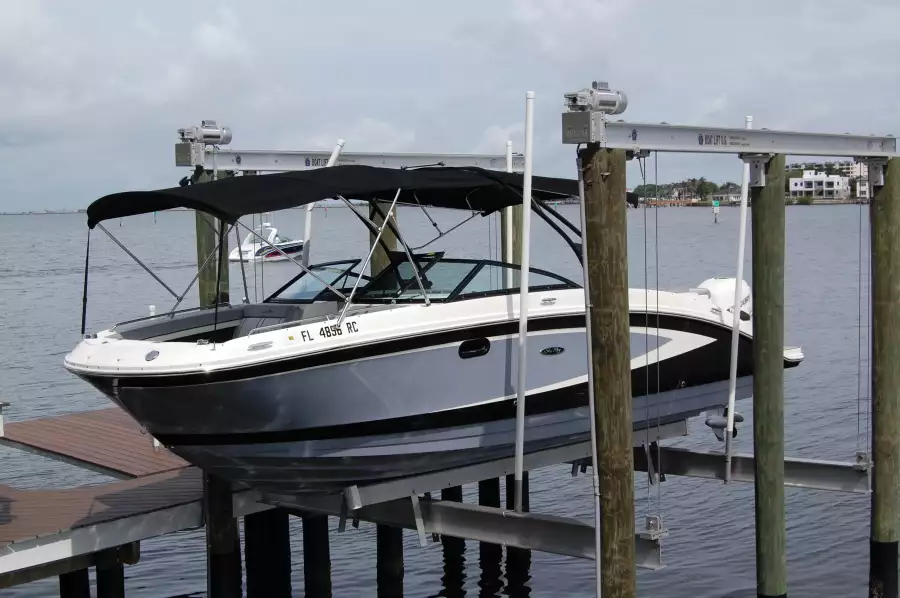 2016 Sea Ray 270 Sundeck Outboard
