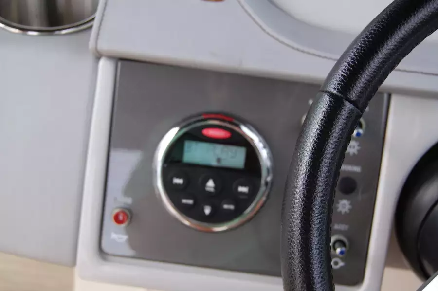 2016 Sea Ray 270 Sundeck Outboard