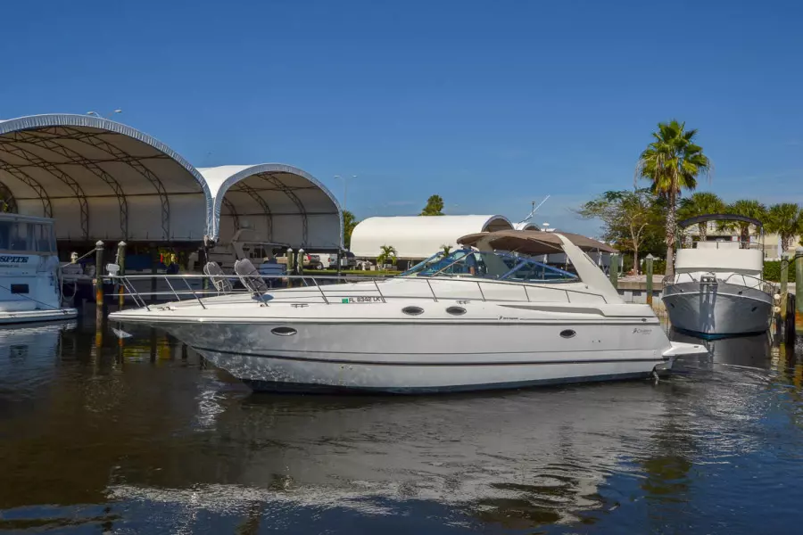 2000 Cruisers Yachts 3870 Express