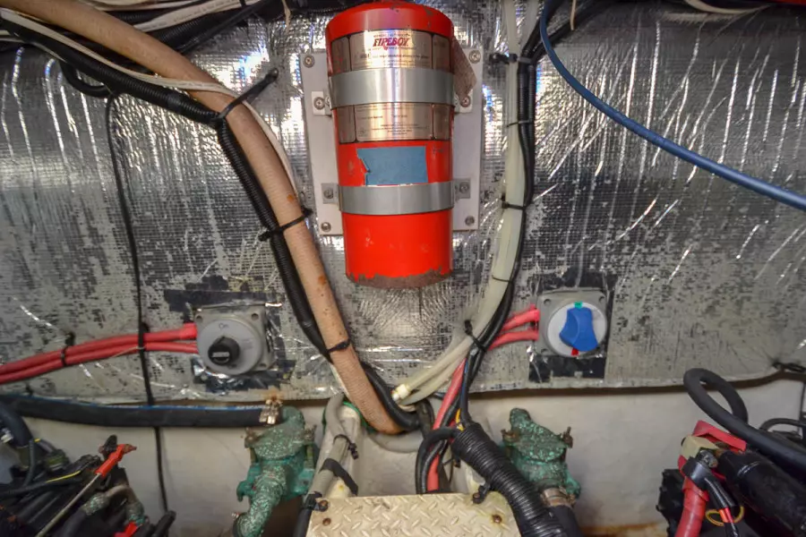 2000 Cruisers Yachts 3870 Express