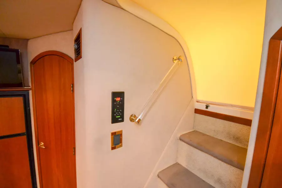 2000 Cruisers Yachts 3870 Express