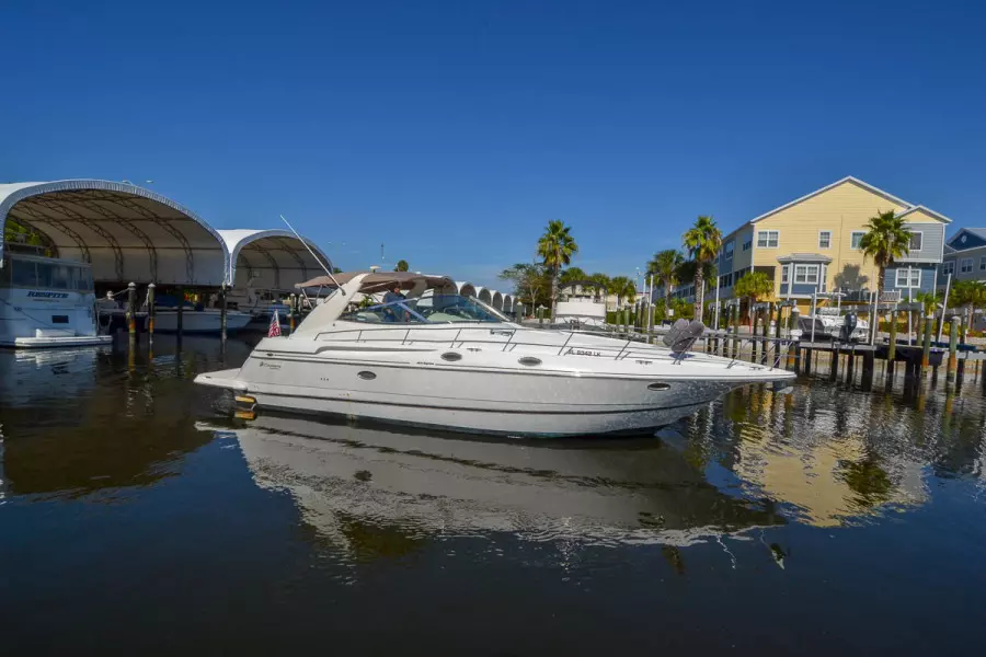 2000 Cruisers Yachts 3870 Express