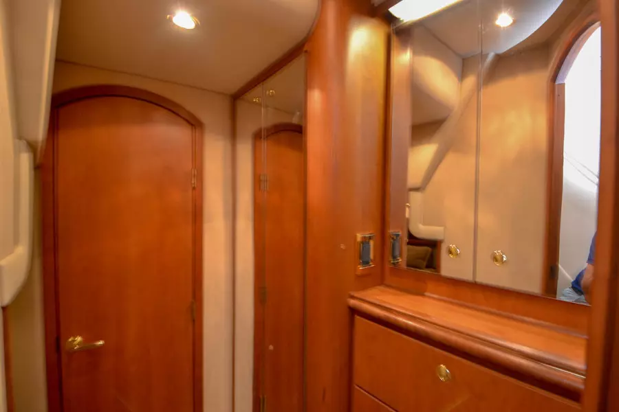 2000 Cruisers Yachts 3870 Express