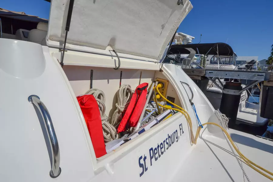 2000 Cruisers Yachts 3870 Express