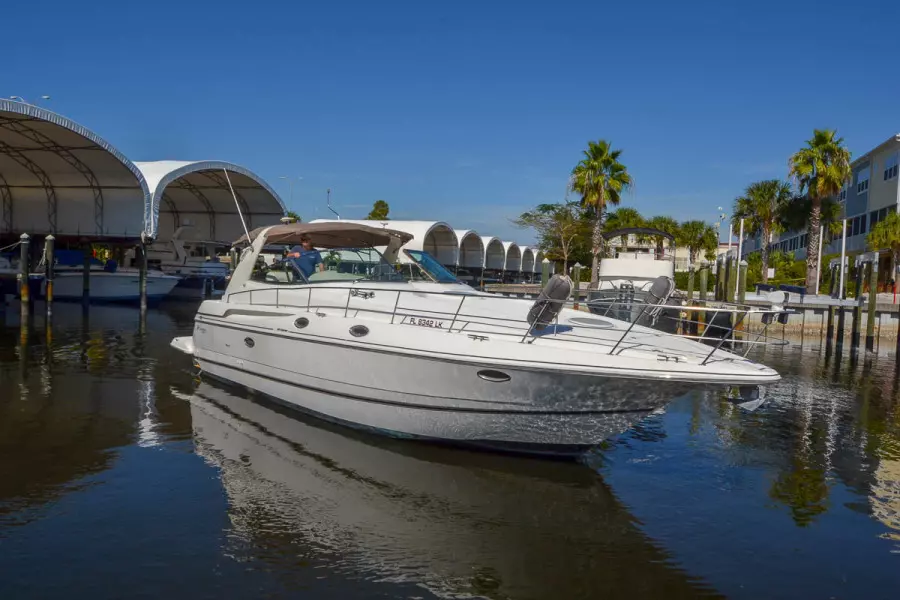 2000 Cruisers Yachts 3870 Express