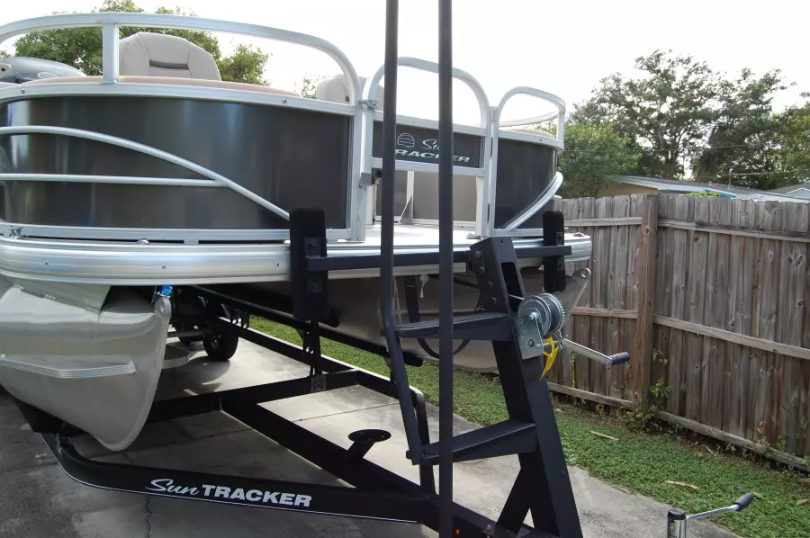 2017 Sun Tracker 22 DLX Fishin Barge
