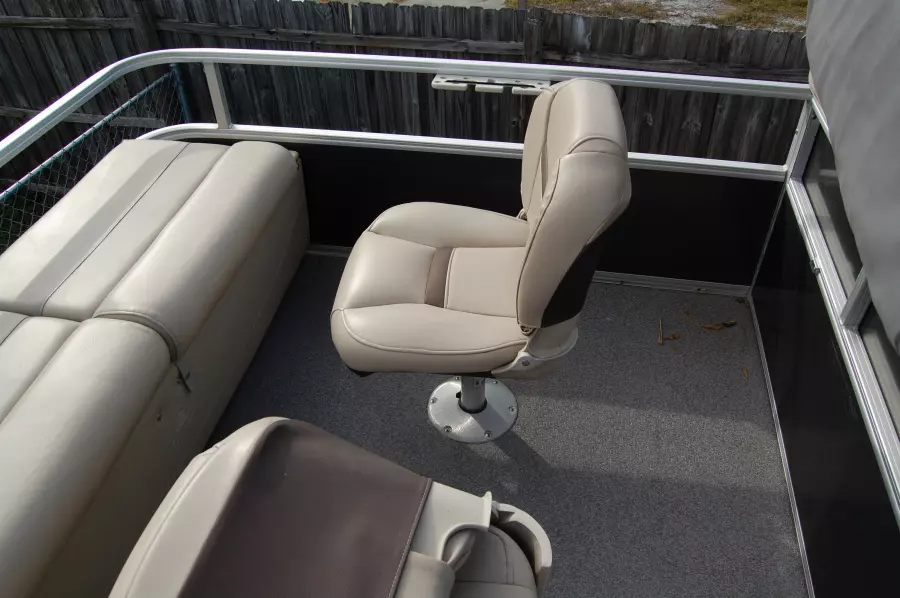 2017 Sun Tracker 22 DLX Fishin Barge