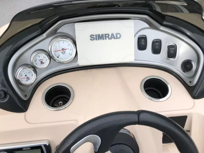 2017 Sun Tracker 22 DLX Fishin Barge