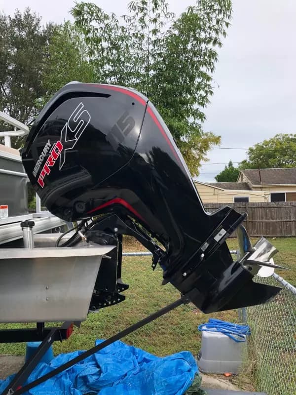 2017 Sun Tracker 22 DLX Fishin Barge