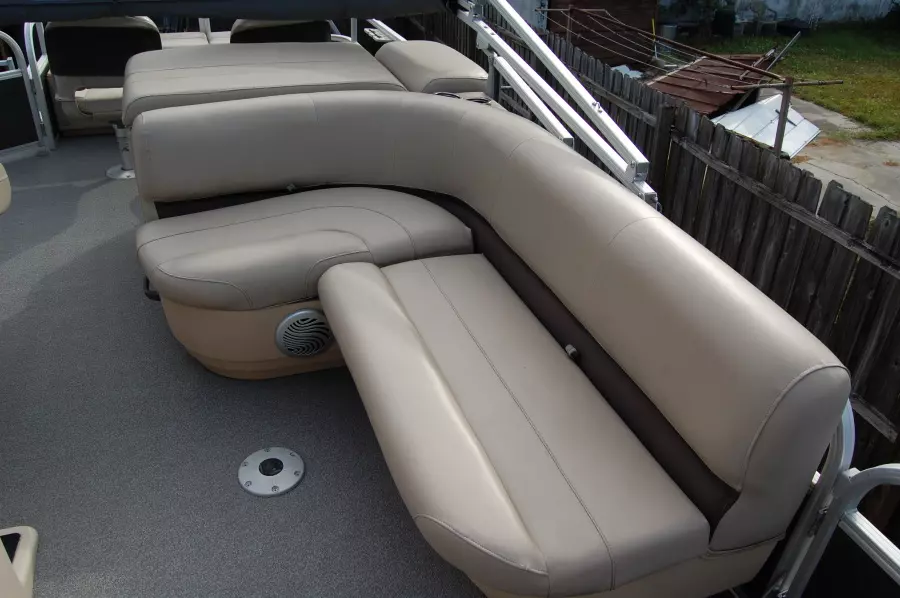 2017 Sun Tracker 22 DLX Fishin Barge