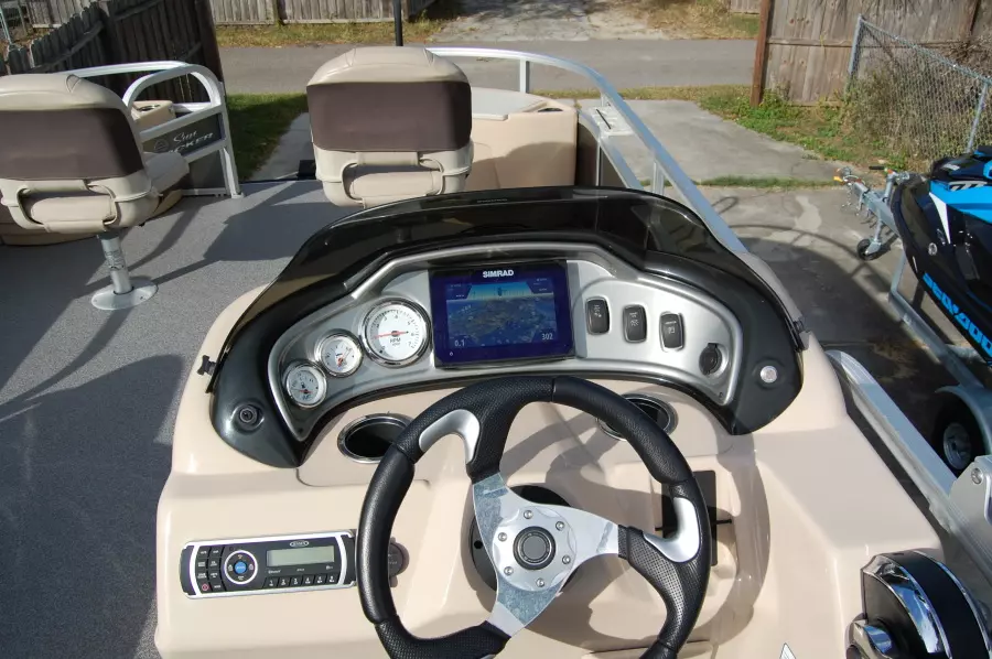 2017 Sun Tracker 22 DLX Fishin Barge