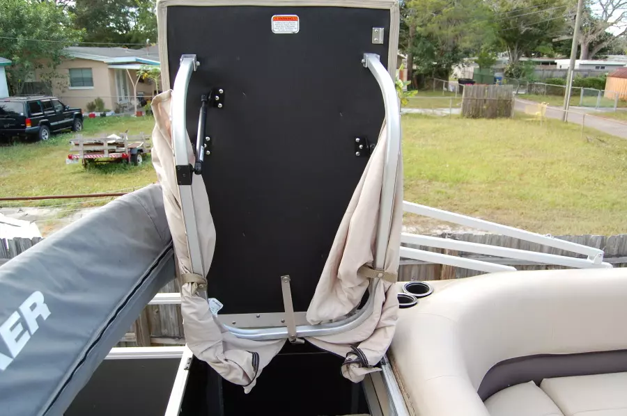 2017 Sun Tracker 22 DLX Fishin Barge