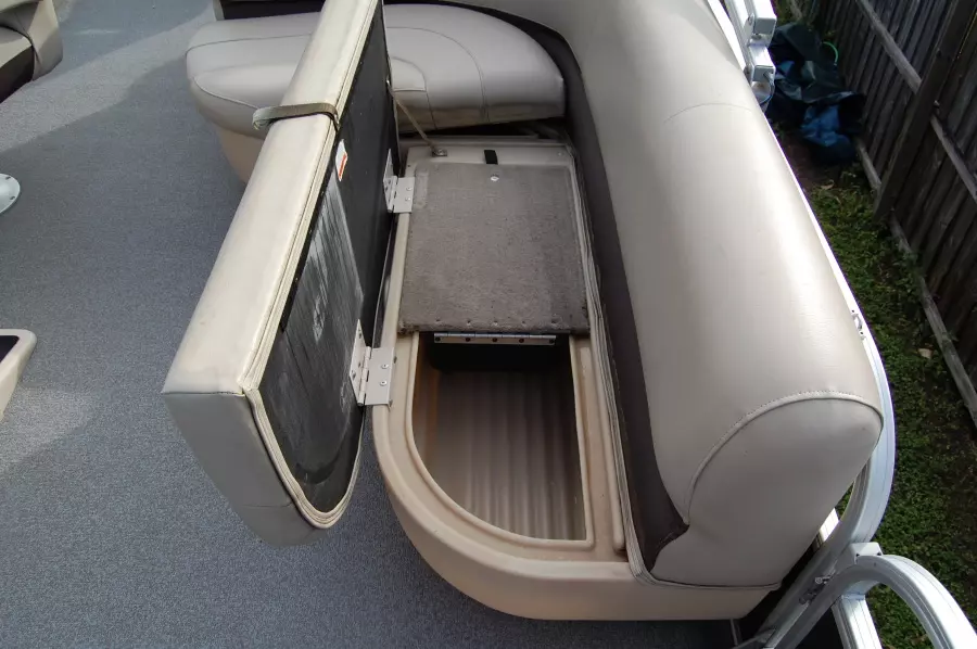 2017 Sun Tracker 22 DLX Fishin Barge