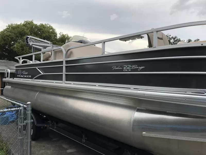 2017 Sun Tracker 22 DLX 
