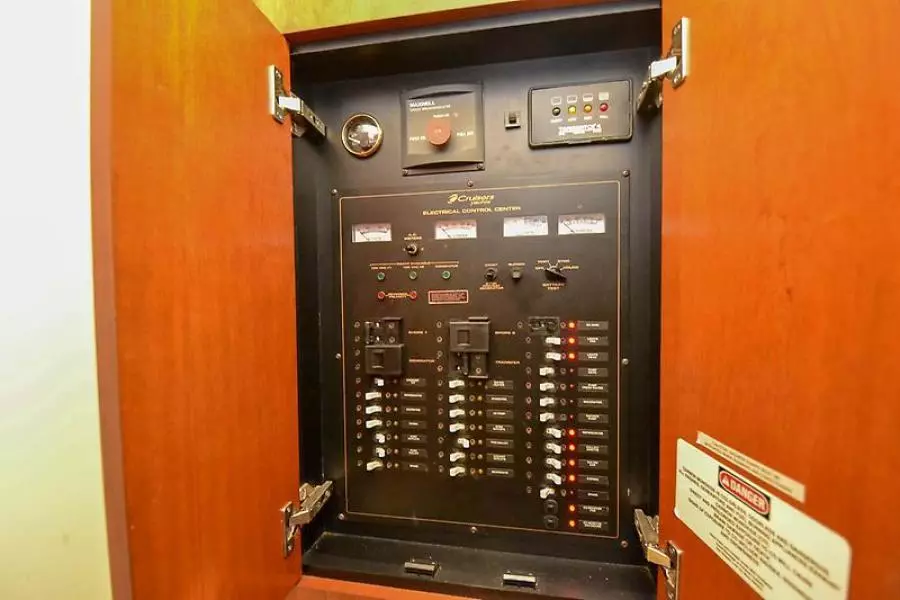 2003 Cruisers Yachts 3772 Express-34.jpg