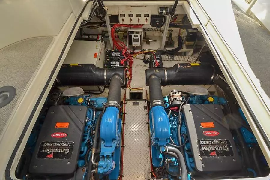 2003 Cruisers Yachts 3772 Express-45.jpg