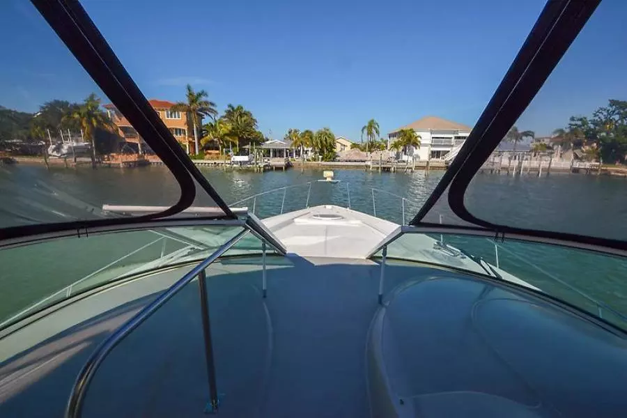 2003 Cruisers Yachts 3772 Express-41.jpg