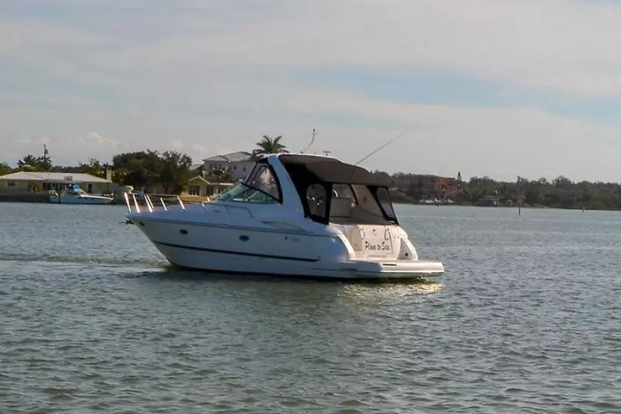 2003 Cruisers Yachts 3772 Express-2.jpg