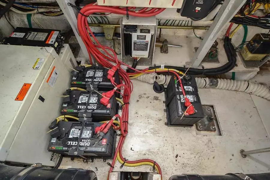 2003 Cruisers Yachts 3772 Express-47.jpg