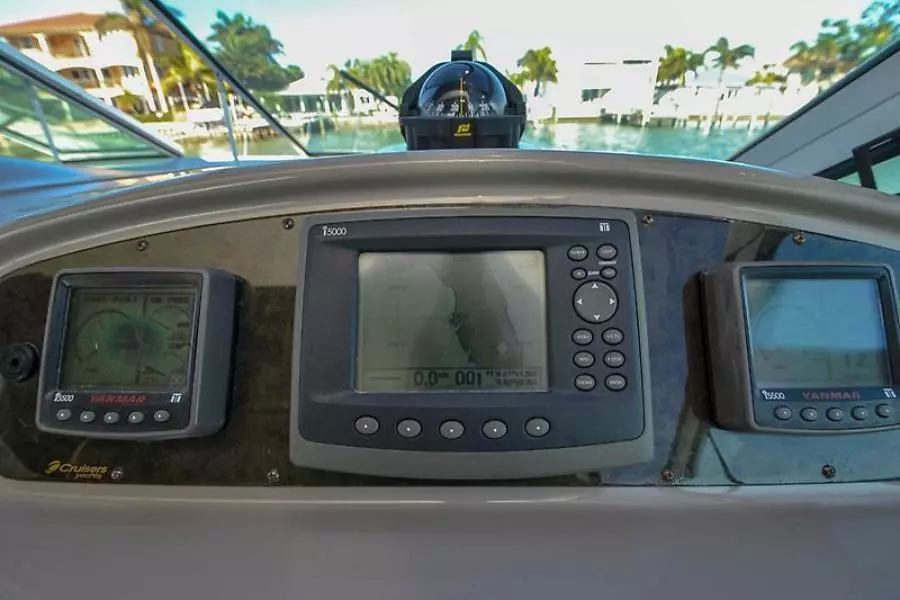 2003 Cruisers Yachts 3772 Express-44.jpg