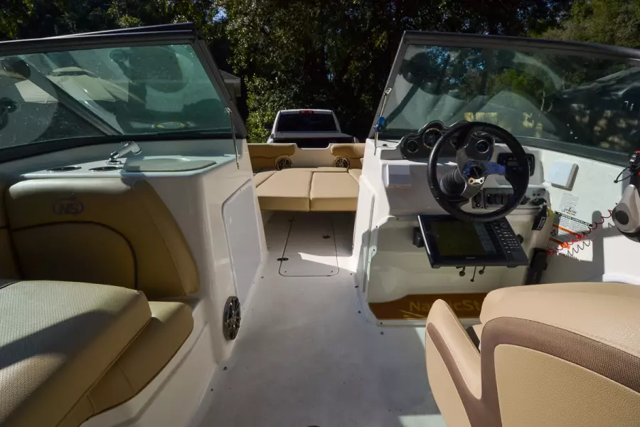 2019 NauticStar 203 DC Deck