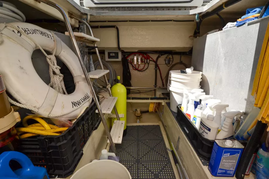 1998 Navigator 5300 Pilothouse