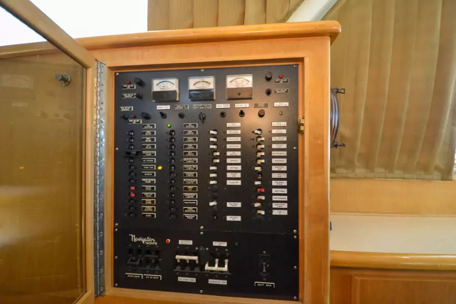 1998 Navigator 5300 Pilothouse