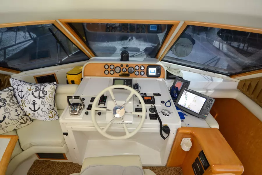1998 Navigator 5300 Pilothouse