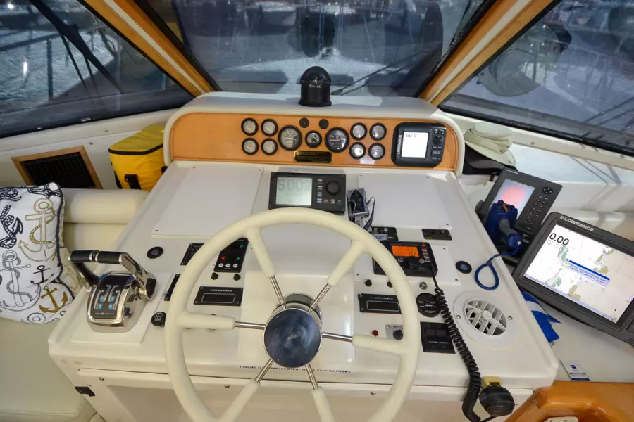 1998 Navigator 5300 Pilothouse