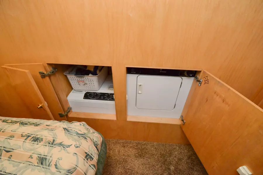 1998 Navigator 5300 Pilothouse