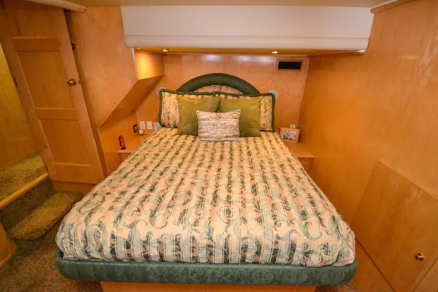 1998 Navigator 5300 Pilothouse