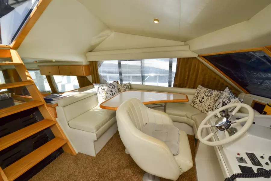 1998 Navigator 5300 Pilothouse
