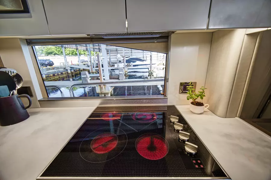 2019 Sunseeker 86 Yacht