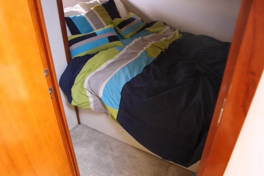 2000 Carver Trojan 440 Express